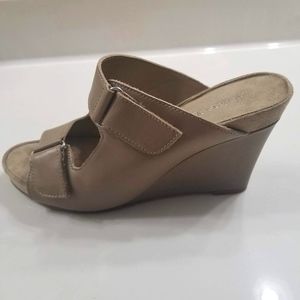 Aerosoles nude wedge sz.8.5